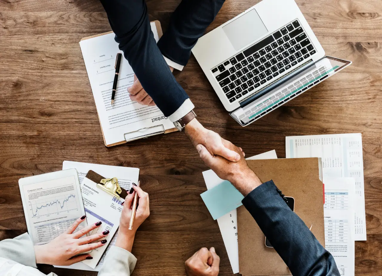 Migrinfo - Une véritable collaboration avec nos clients Image illustrant la collaboration entre une entreprise et ses clients