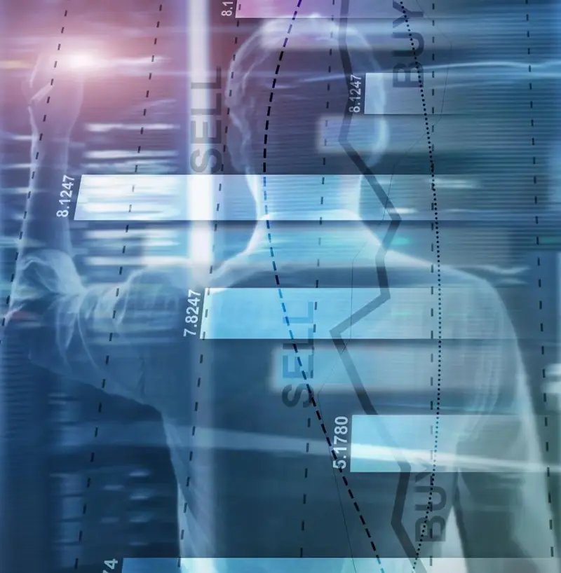 Migrinfo - Une surveillance proactive et réactive Homme consultant des analyses pour illustrer la surveillance proactive et réactive
