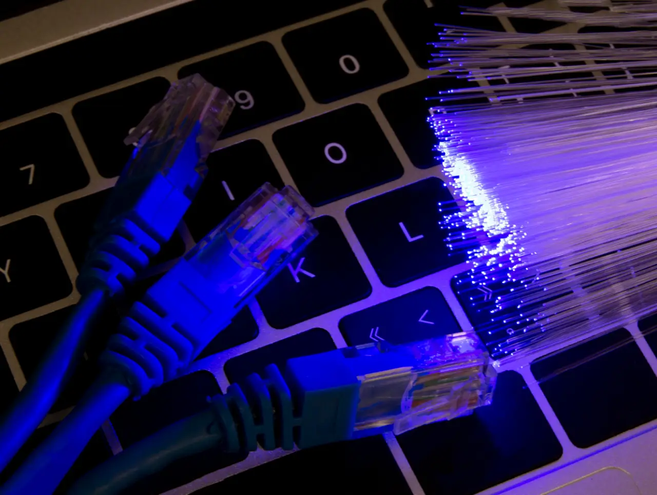 Migrinfo - Des systèmes informatiques fiables Clavier et câbles illustrant la fiabilité des systèmes informatiques
